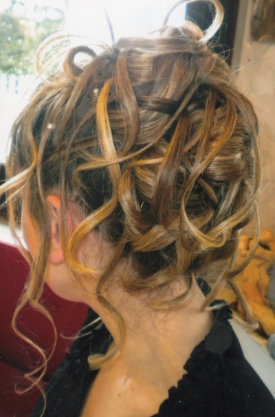 Mariee avec chignon flou. tresse mariee ruban noir