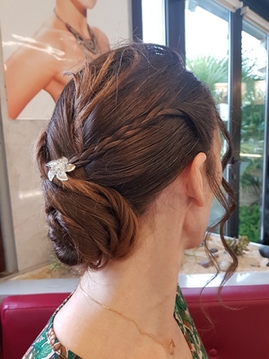 coiffure de mariée avec tresse et fleurs