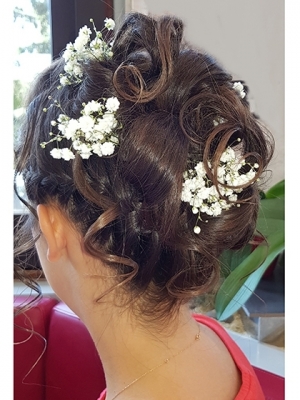 coiffure de mariée avec chignon et fleurs