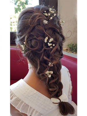 coiffure de mariée avec tresse et fleurs