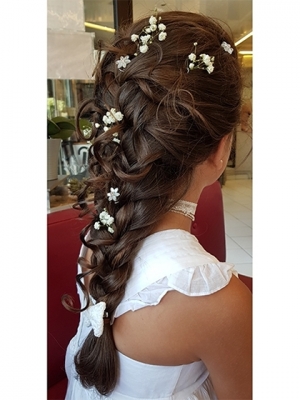 coiffure de mariée avec tresse et fleurs