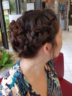 coiffure de mariée avec chignon bouclé