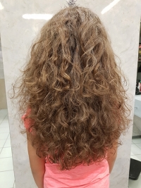 coupe fille cheveux très long et bouclés