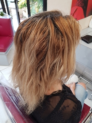 Coiffure femme blonde méchée - avant